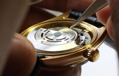 卡地亚手表在指南针上来回